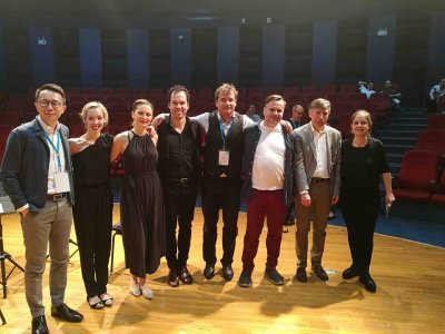 Peking, 2018 - egy vonósnégyeshangverseny után a Mivos Kvartett tagjaival, Andris Dzenitis lett zeneszerzővel és a szervezőkkel (középen)